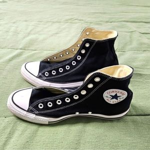 Converse Chuck Taylor Classic Black Shoes Like New Women’s size 9